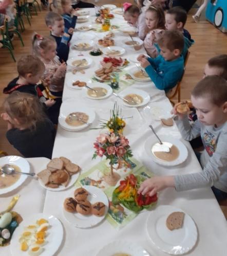 Wielkanocne śniadanie w Mikołajkowym Przedszkolu